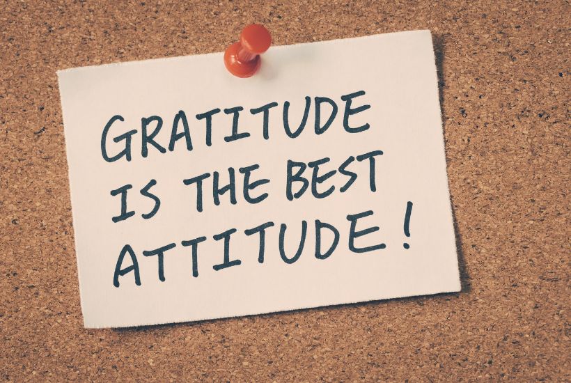 Post it not on a pin board saying "Gratitude is the best attitude"